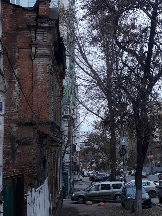 Горожане опасаются ходить у дома на Радищева из-за отваливающейся стены