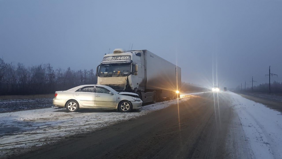 Водитель и пассажир «Тойоты Камри» пострадали в столкновении с фурой