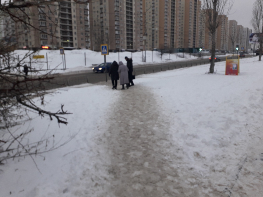 Подходы к школе в Ленинском районе превратились в каток