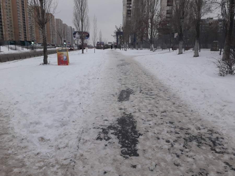 Подходы к школе в Ленинском районе превратились в каток