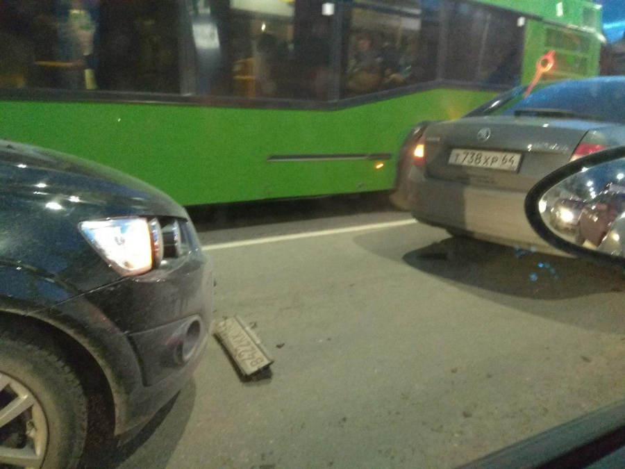 Московская встала в пробках из-за ДТП с тремя иномарками