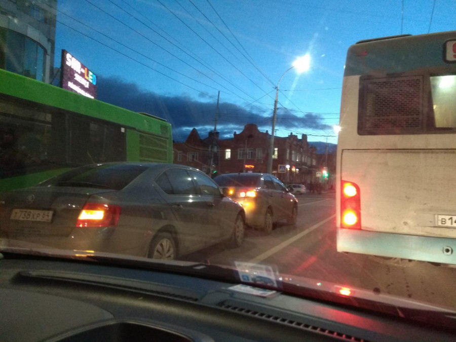 Московская встала в пробках из-за ДТП с тремя иномарками