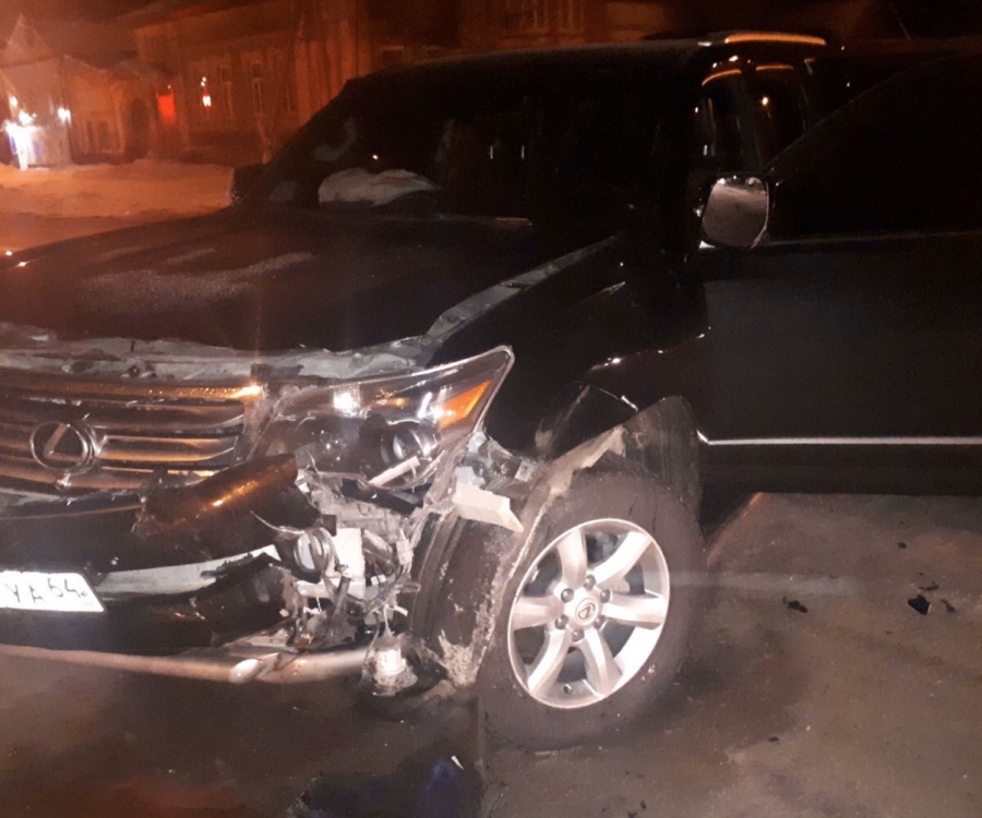 В Пугачеве «КамАЗ» с прицепом протаранил внедорожник «Лексус»