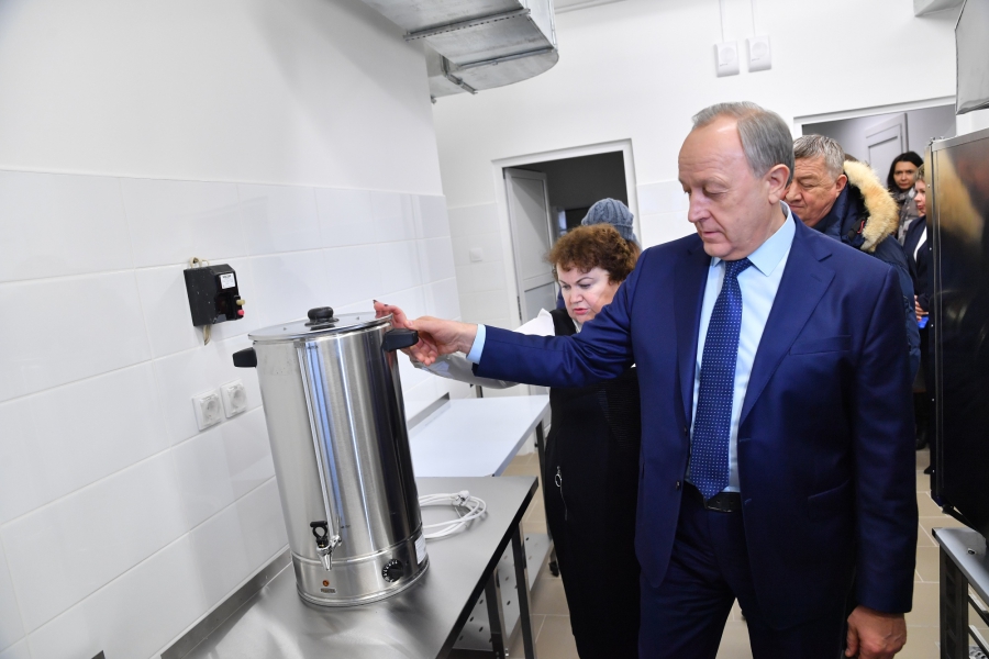 Радаев раскритиковал строителей за недоделки в новом детсаду на 1-й Дачной