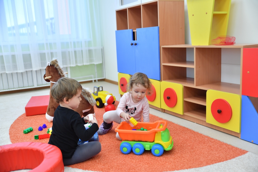 Радаев раскритиковал строителей за недоделки в новом детсаду на 1-й Дачной