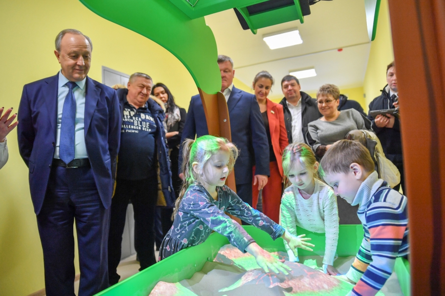 Радаев раскритиковал строителей за недоделки в новом детсаду на 1-й Дачной