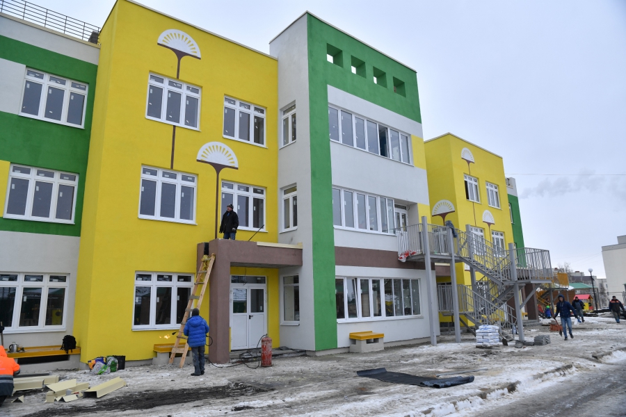 Радаев раскритиковал строителей за недоделки в новом детсаду на 1-й Дачной