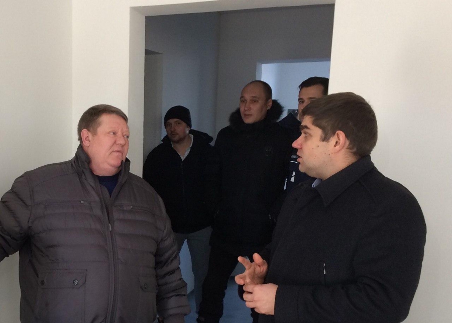 Панков встретился со строителями в 11-м микрорайоне Солнечного-2
