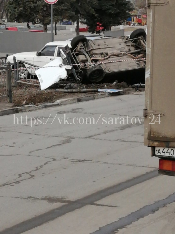 «Семерка» протаранила забор, легковушку у ДК «Рубин» и легла на крышу