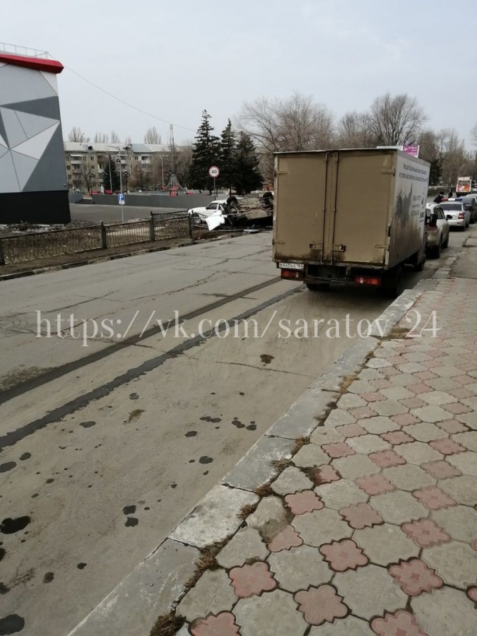 «Семерка» протаранила забор, легковушку у ДК «Рубин» и легла на крышу