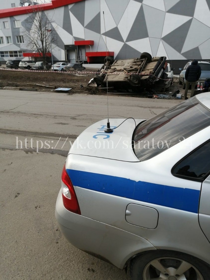 «Семерка» протаранила забор, легковушку у ДК «Рубин» и легла на крышу