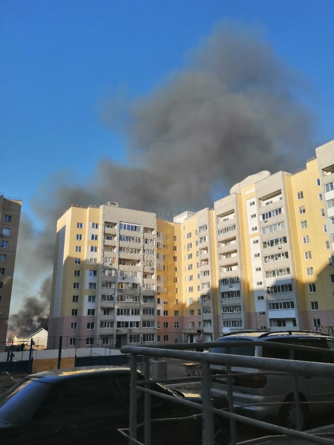 В Солнечном рядом с домами загорелись трава и камыш