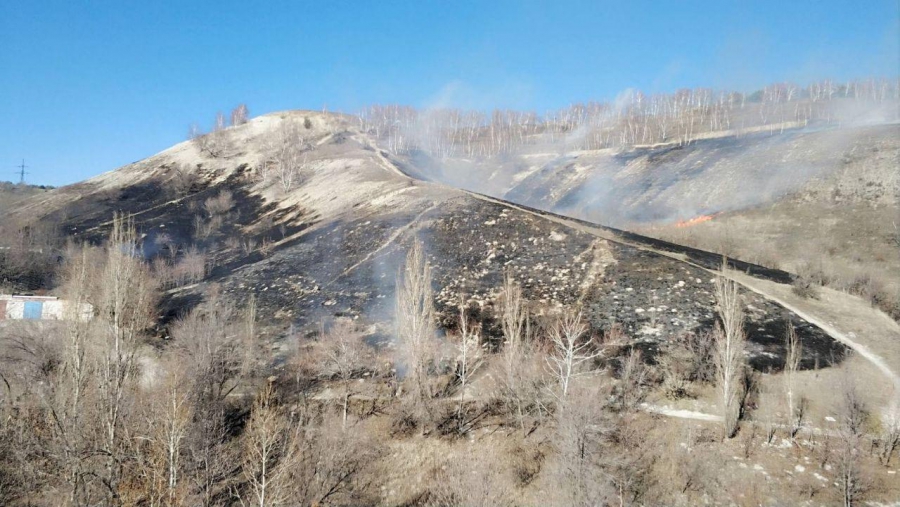 В Октябрьском ущелье загорелась часть Кумысной поляны