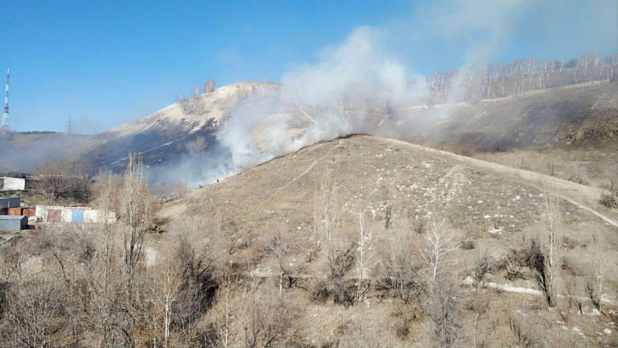 В Октябрьском ущелье загорелась часть Кумысной поляны