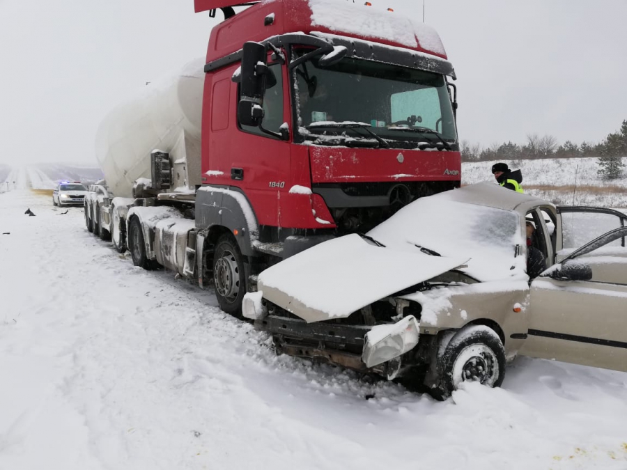 На трассе легковушка столкнулась с цементовозом. Трое погибли