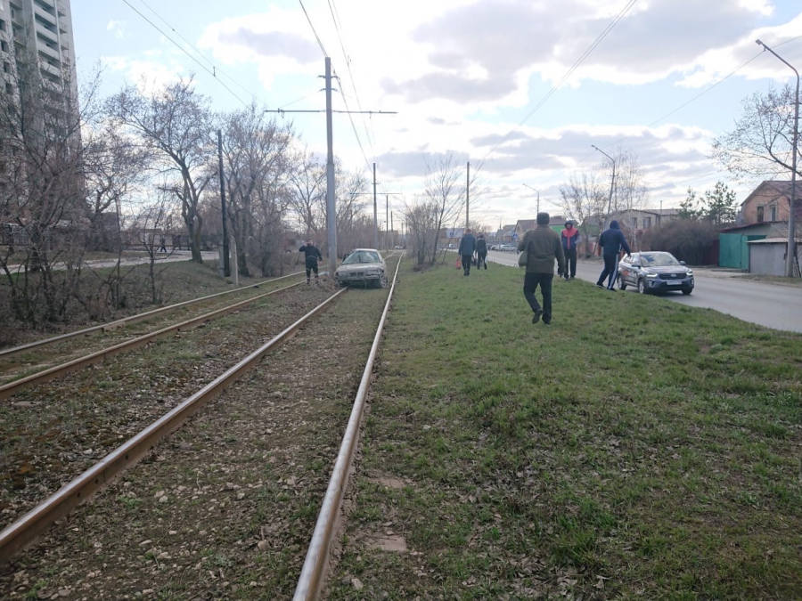 «БМВ» после столкновения с «Калиной» вылетел на рельсы и блокировал движение трамваев