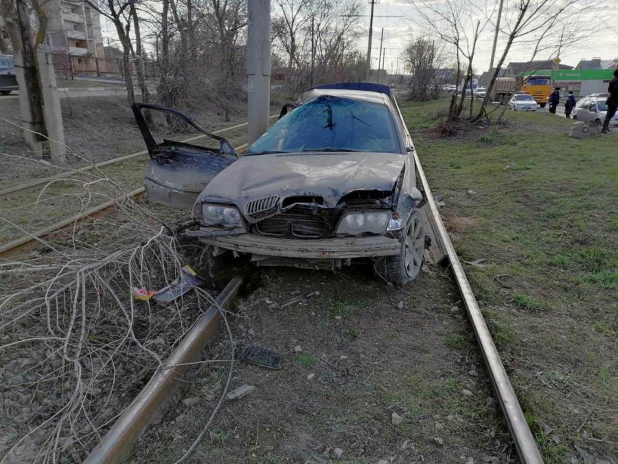 «БМВ» после столкновения с «Калиной» вылетел на рельсы и блокировал движение трамваев