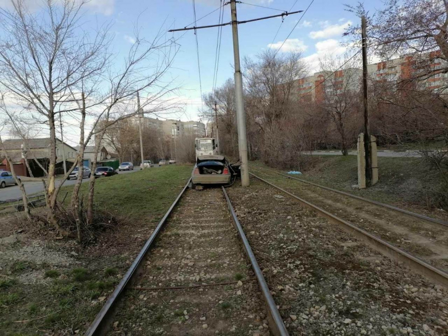 «БМВ» после столкновения с «Калиной» вылетел на рельсы и блокировал движение трамваев