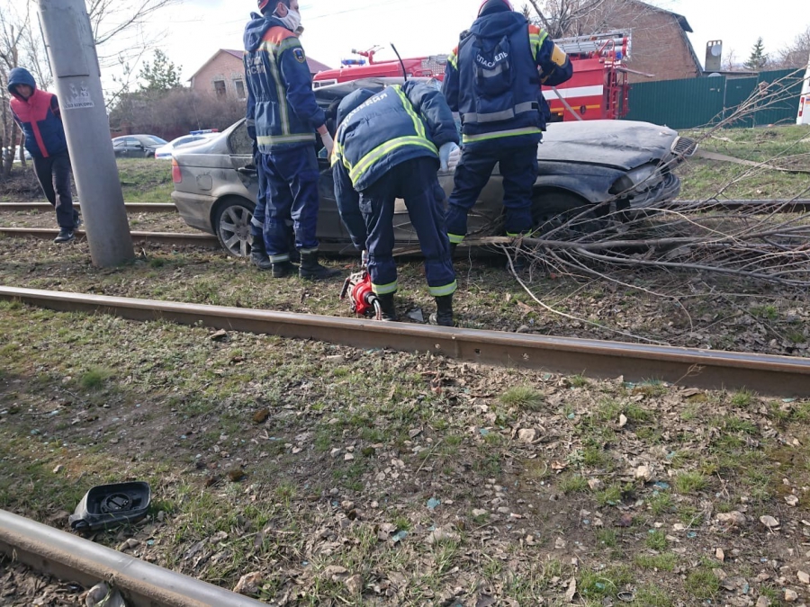 «БМВ» после столкновения с «Калиной» вылетел на рельсы и блокировал движение трамваев