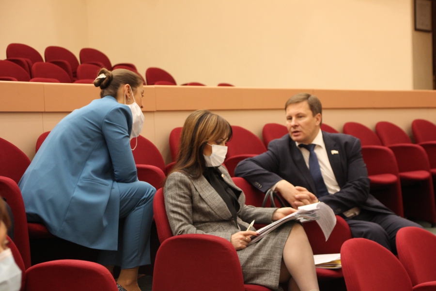 На заседании думы раскритиковали популисткое предложение о выплате всем саратовцам по 10 тысяч рублей