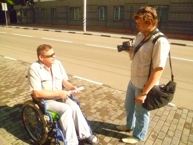 Инвалид из Поповки ждет прокурора Степанова у ворот прокуратуры