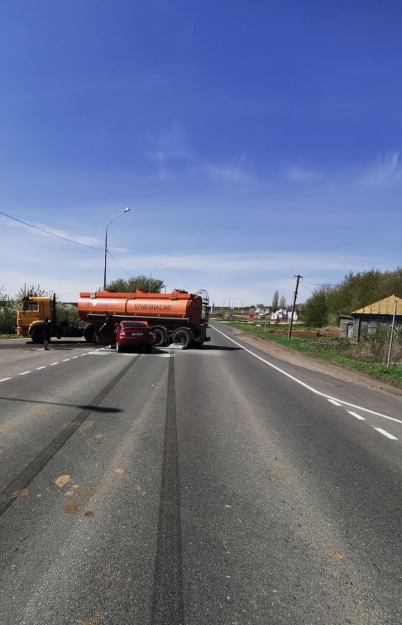 Под Балашовом водитель «Приоры» погиб в ДТП с бензовозом