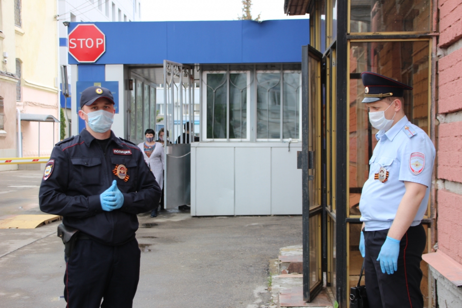 Полицейский рейд: Саратовцы носят маски, но не верят в них