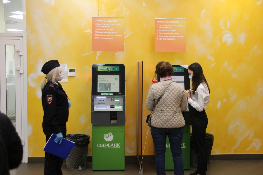 Полицейский рейд: Саратовцы носят маски, но не верят в них