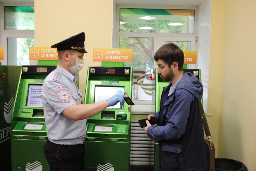 Полицейский рейд: Саратовцы носят маски, но не верят в них