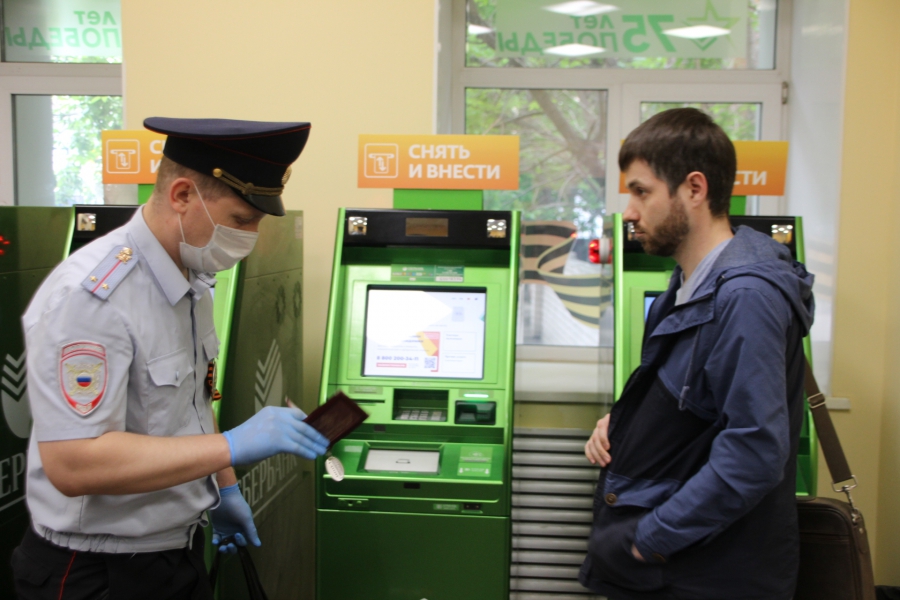 Полицейский рейд: Саратовцы носят маски, но не верят в них