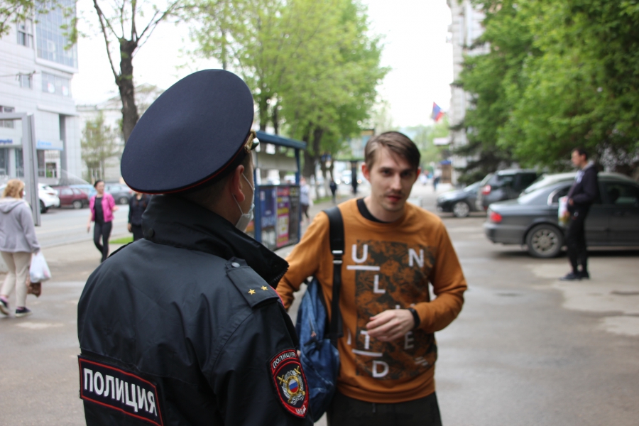 Полицейский рейд: Саратовцы носят маски, но не верят в них