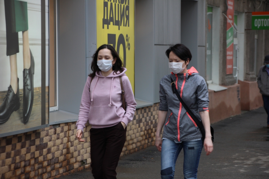 Полицейский рейд: Саратовцы носят маски, но не верят в них