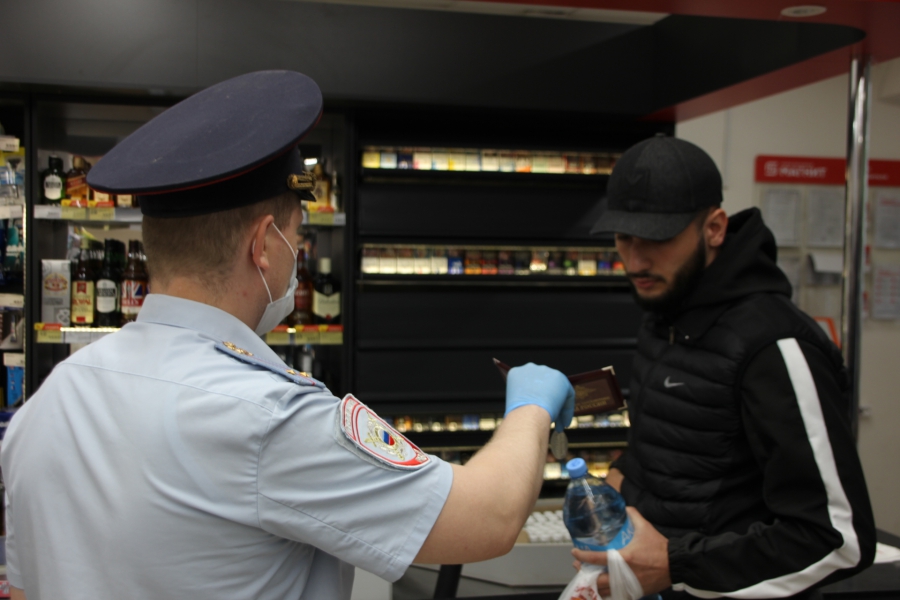 Полицейский рейд: Саратовцы носят маски, но не верят в них