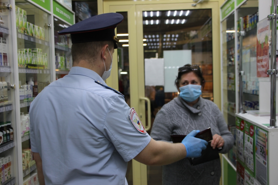 Полицейский рейд: Саратовцы носят маски, но не верят в них