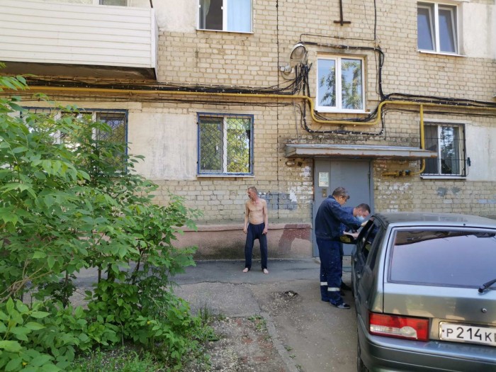 Нетрезвый саратовец гулял по перилам балкона пятиэтажки