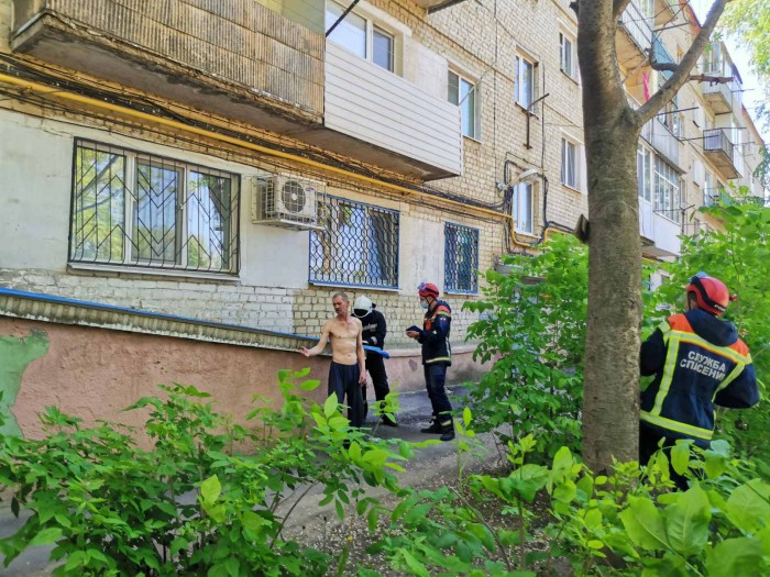 Нетрезвый саратовец гулял по перилам балкона пятиэтажки