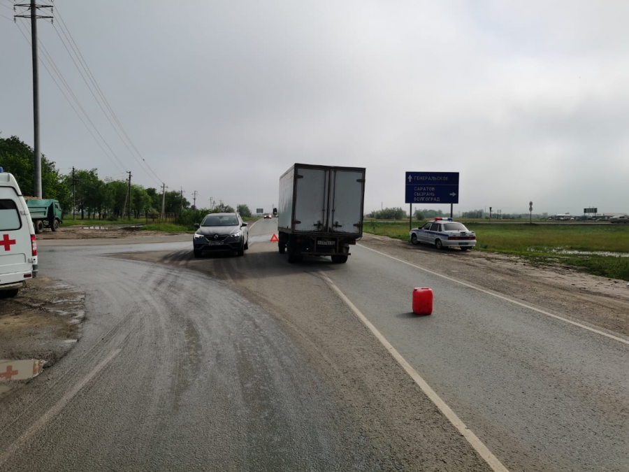 Женщина получила травмы в столкновении «Оки» с грузовиком