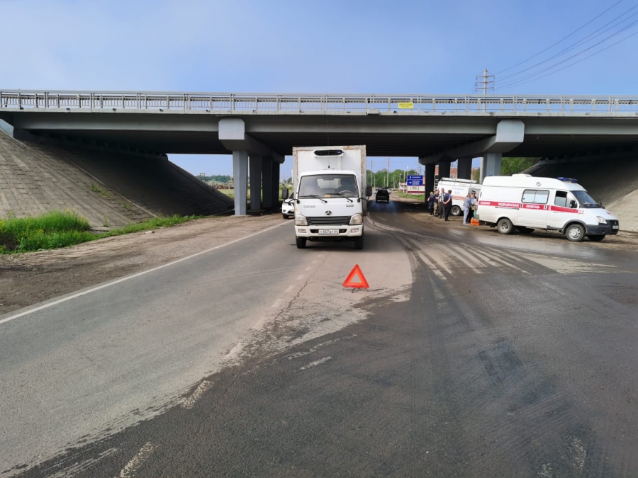 Женщина получила травмы в столкновении «Оки» с грузовиком