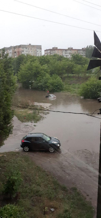 Саратов «ушел под воду» после ливня с градом и пыльной бури