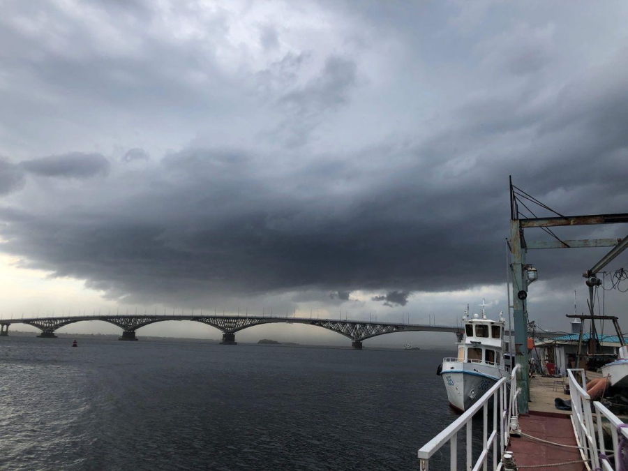 Саратов «ушел под воду» после ливня с градом и пыльной бури