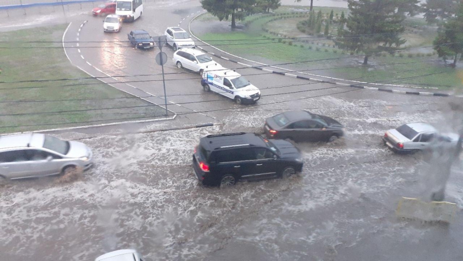 Саратов «ушел под воду» после ливня с градом и пыльной бури