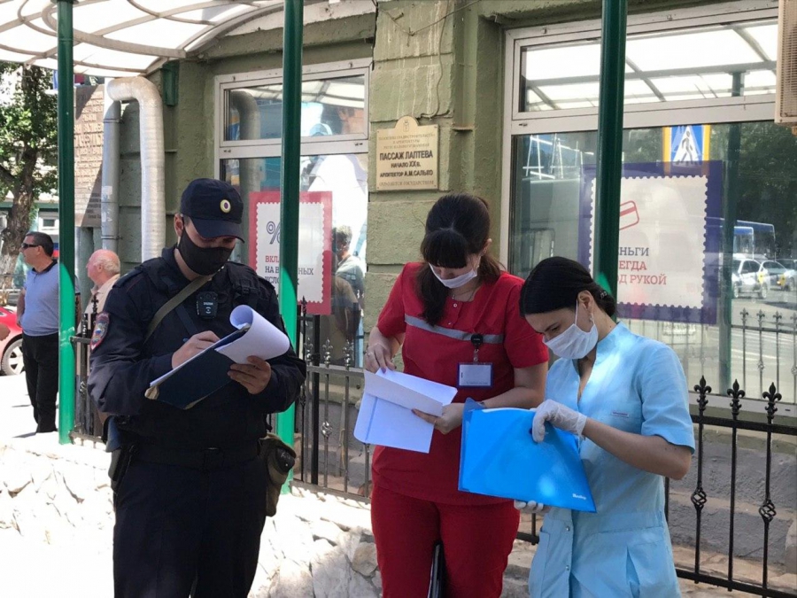 В центре Саратова внезапно упал и умер пожилой мужчина