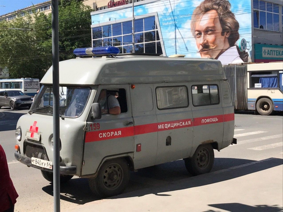 В центре Саратова внезапно упал и умер пожилой мужчина