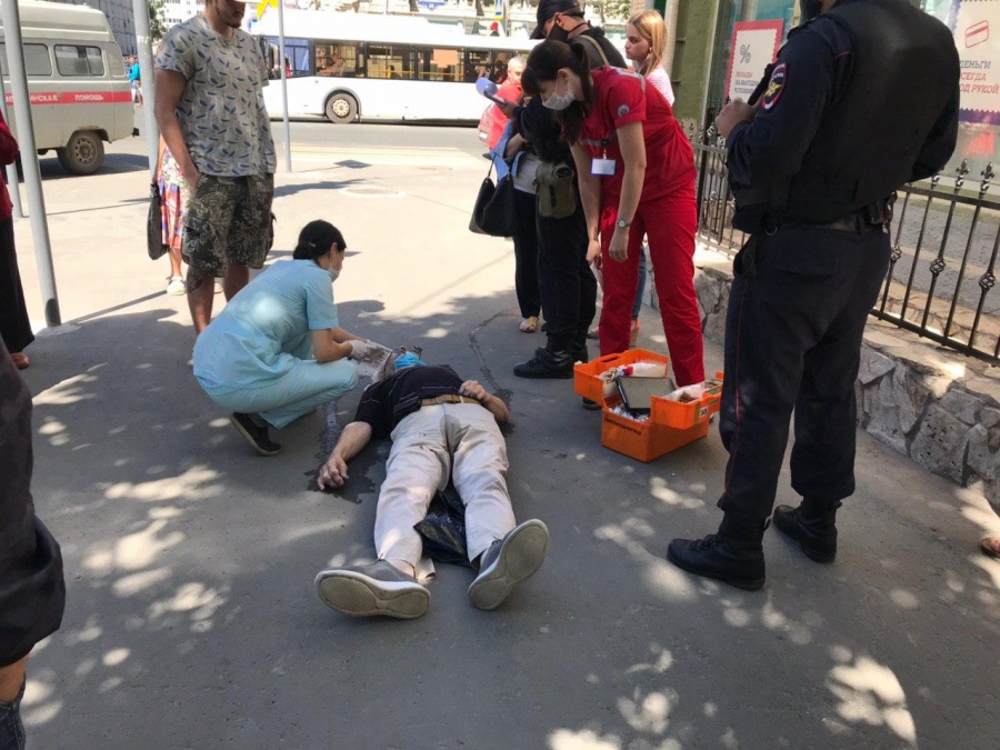 В центре Саратова внезапно упал и умер пожилой мужчина