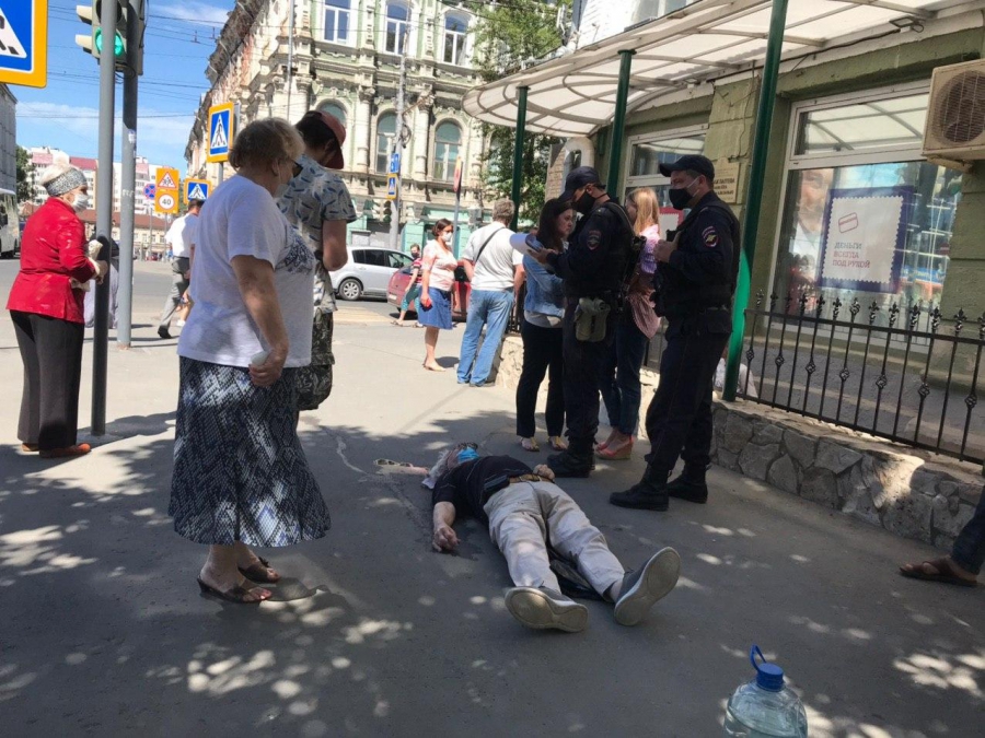 В центре Саратова внезапно упал и умер пожилой мужчина
