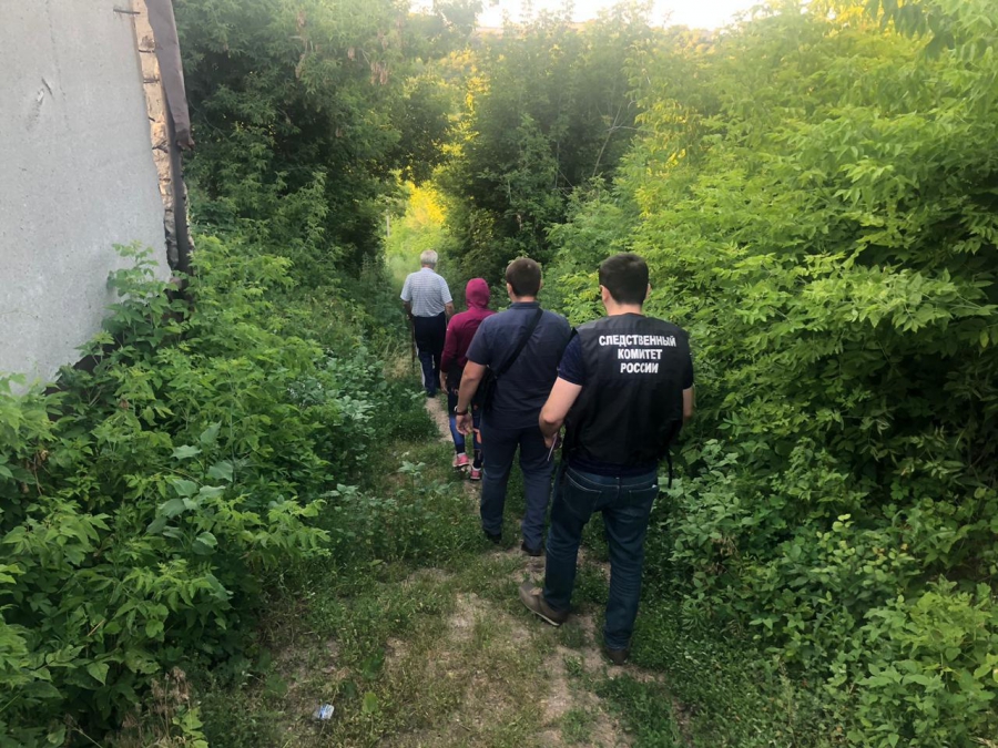 В Волжском районе во время фотосессии нашли спрятанный труп мужчины