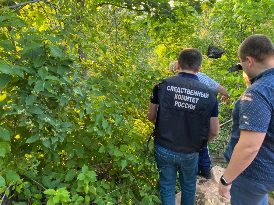 В Волжском районе во время фотосессии нашли спрятанный труп мужчины
