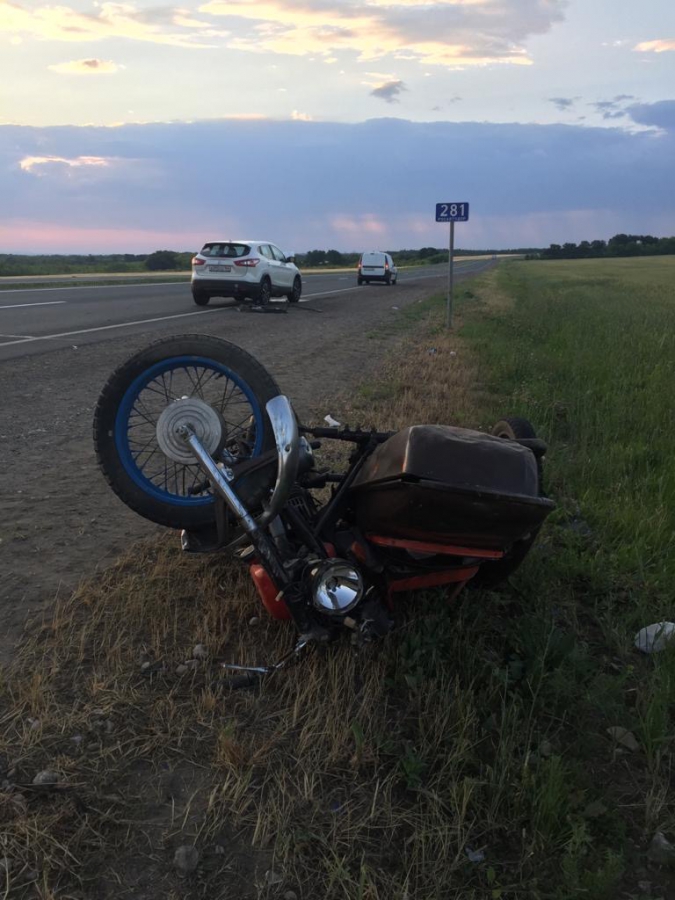 В жестком столкновении мотоцикла и кроссовера погиб мужчина