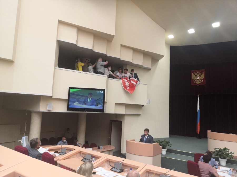 Коммунисты устроили шумную провокацию в Саратовской облдуме. Видео