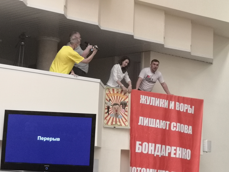 Коммунисты устроили шумную провокацию в Саратовской облдуме. Видео